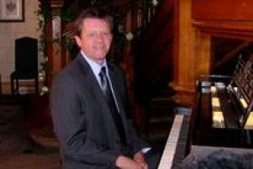 Stuart Collingwood - Professional Pianist / Vocalist        Singers Profile 1