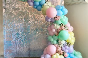 The chameleon sequin wall! A showstopper complete with pastel balloons 
