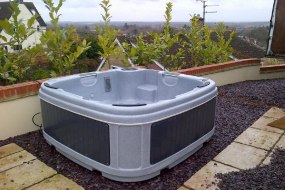5-6 Person Solid Hot Tub. 13amp