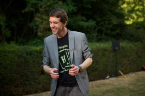Essex based close-up magician, Kempton - The ideal entertainment option for your wedding, corporate event or private function.