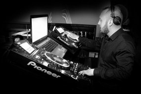 DJ Scott Dewing Mobile Disco Hire Profile 1