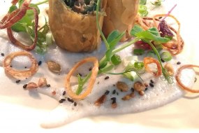 wild mushroom & spinach spring roll, cauliflower puree, crispy onions