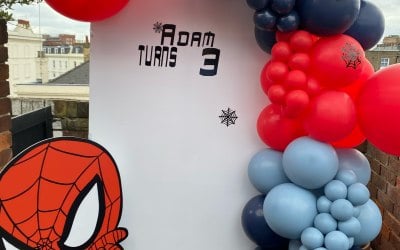 Spider man sailboard theme with balloon garland and cut out 