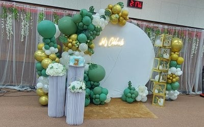 Circle backdrop with balloons 