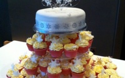 Wedding top cake and cupcakes 