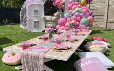 6ft hollow arch personalised with balloons, 4ft light up number and luxury picnic table for up to 14 people 