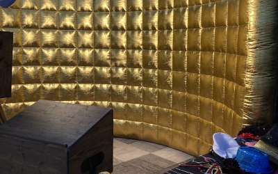 Inflatable Gold curved wall