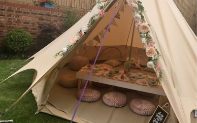 A super relaxed picnic tent for a party