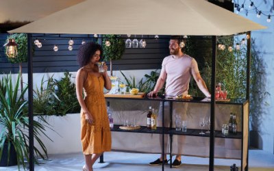 Bar/Gazebo with 2 stools for hire