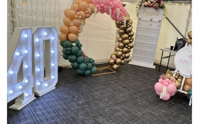 Prosecco wall, balloon hoop, numbers and easel
