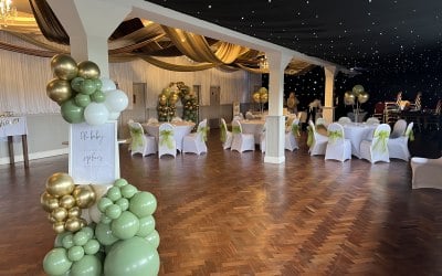 Full hoop, table centrepieces & personalised welcome easel