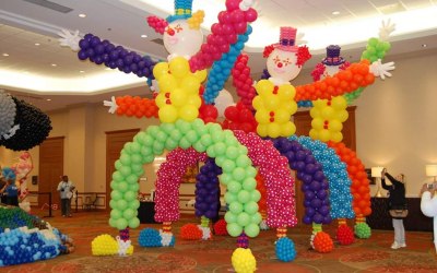 Jumbo balloon sculptures - Circus themed balloon decor