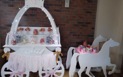 The beautiful Horse & carriage candy cart