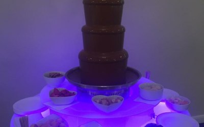 Chocolate fountain with illuminated base 