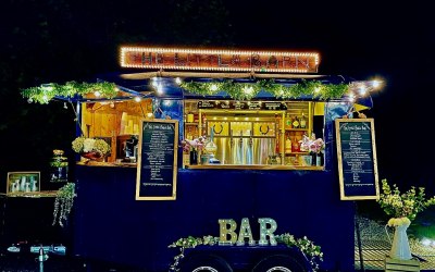 The Little Barn Bar by night 