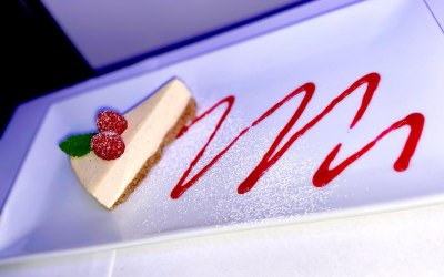 Vanilla cheesecake & raspberry coulis 