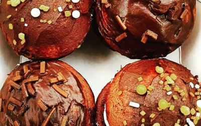 Rhi whoopies - Brownie halves filled with buttercream & jam and topped with chocolate ganache