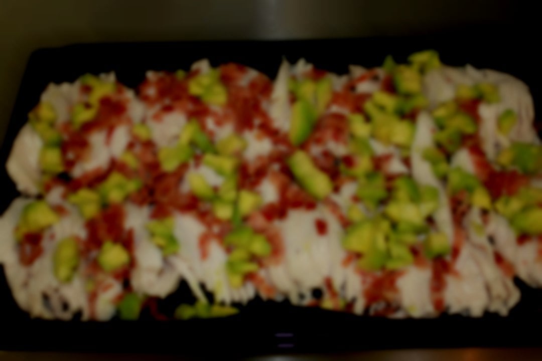 Chicken platter with blue cheese dressing, bacon and avocado Chicken platter with blue cheese dressing, bacon and avocado