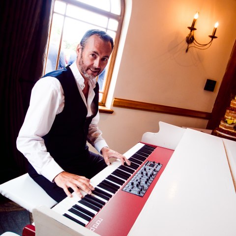 ed-alexander-liverpool-wedding-pianist-white-baby-grand-piano.jpg