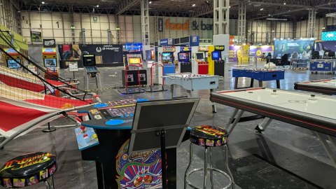 arcade-games-at-gaming-convention.jpg