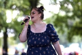 Maria May Sings
