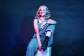 Holly Hewat Find and Hire Singers For Your Event Profile 1