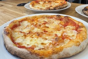 Fills on wheels Pizza Van Hire Profile 1