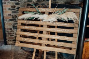 Hallie’s Hayloft Stationery, Favours and
Gifts Profile 1