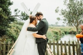 Captured by Hannah WM Book Your Perfect Wedding Photographer Profile 1