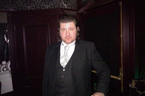 Elliot Lloyd Watson mindreader magician psychic entertainer.