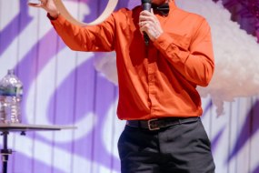 Tom Elliott - Corporate Event Host & Comedy Magician Quiz Masters Profile 1