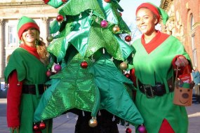 elves with xmas tree