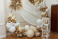 Baby shower using neutral and gold tones 