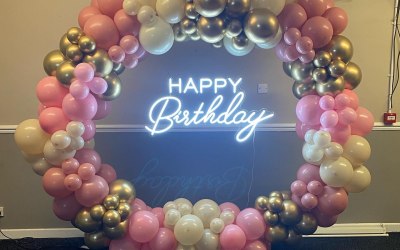 Balloon hoop & neon sign 