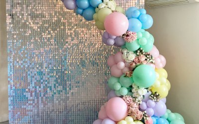 The chameleon sequin wall! A showstopper complete with pastel balloons 