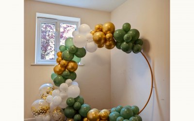 3/4 hoop with greens, gold and white.