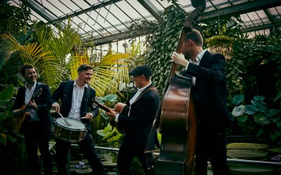Garden reception entertainers The Strolling Tones