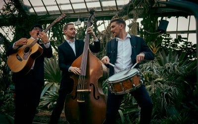 Unique, sophisticated and classy acoustic performers The Strolling Tones