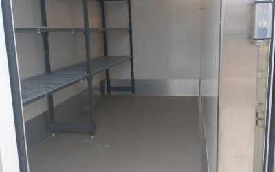 Fridge trailer with racking one side