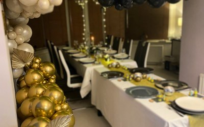 Custom Balloon Garland and LED Helium Balloons