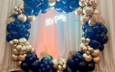 Full balloon hoop with neon sign