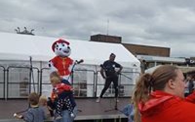 On stage entertainers to liven a crowd