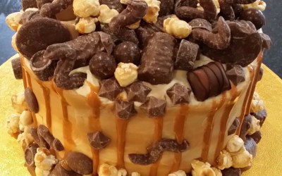 Toffee caramel drip cake