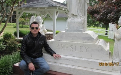 DVELVIS IN THE MEDITATION GARDENS AT GRACELAND