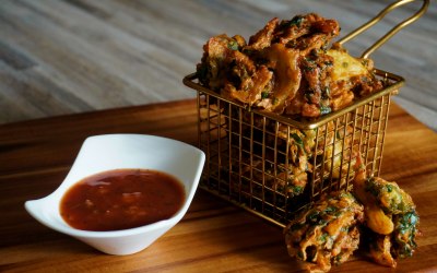 Crisp and golden vegetable pakoras… Simply irresistible!