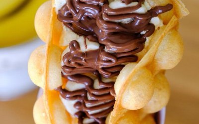 sample bubble waffle with Nutella and banana