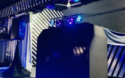 Booth with the black screen