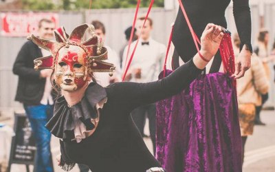 We provide a plethora of walkabout and stilt acts.