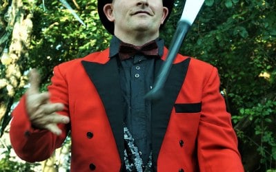 Stilt juggler and balloon modeller