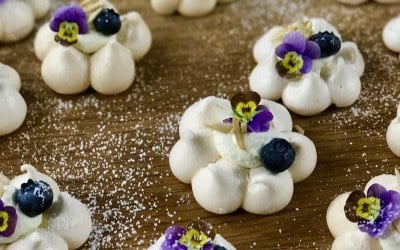 Baby meringue flower canapés